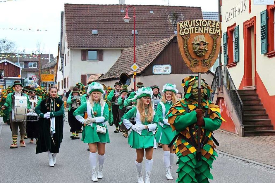Auf geht’s! Die Krutstorze machen den Auftakt zum Gottemer Umzug, mit Gardemädchen und eigener Guggemusik. (Foto: Mario Schöneberg) Auf geht’s! Die Krutstorze machen den Auftakt zum Gottemer Umzug, mit Gardemädchen und eigener Guggemusik. (Foto: Mario Schöneberg)