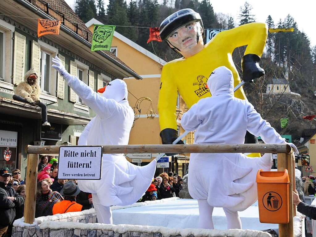 Tolle Wagen, ein frhlich lrmendes Fuvolk und begeistert mitfeiernde Zuschauer: Das ist der Fasnachtsumzug in der Schwanenstadt Zell.