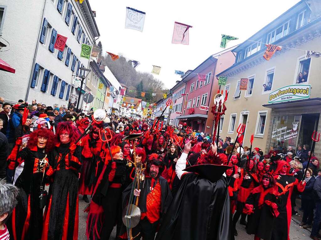 Tolle Wagen, ein frhlich lrmendes Fuvolk und begeistert mitfeiernde Zuschauer: Das ist der Fasnachtsumzug in der Schwanenstadt Zell.