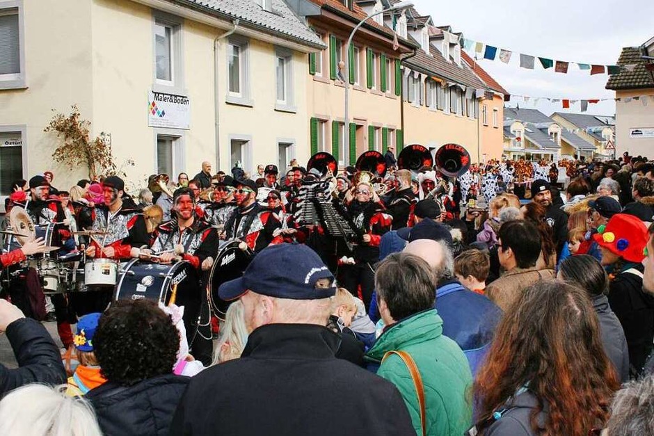 Schönes Wetter und viele Zuschauer am Straßenrand: Der Steinen-Höllsteiner Fasnachtsumzug 2017 wurde zu einem richtig schönen Fasnachtsfest. (Foto: Ralph Lacher) Schönes Wetter und viele Zuschauer am Straßenrand: Der Steinen-Höllsteiner Fasnachtsumzug 2017 wurde zu einem richtig schönen Fasnachtsfest. (Foto: Ralph Lacher)