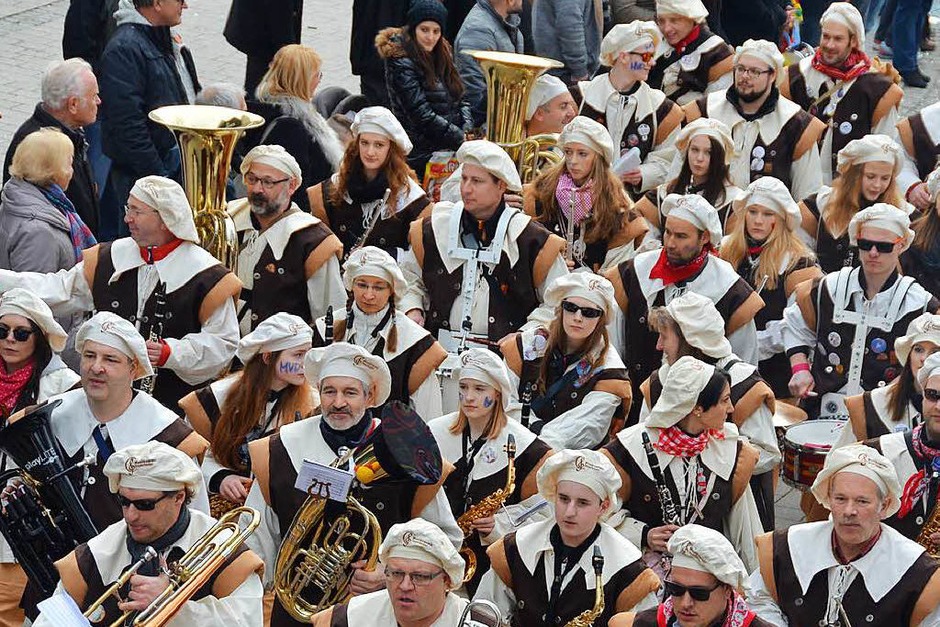 Der Musikverein Degerfelden geht dem Umzug gleich voran (Foto: Ingrid Böhm-Jacob) Der Musikverein Degerfelden geht dem Umzug gleich voran (Foto: Ingrid Böhm-Jacob)
