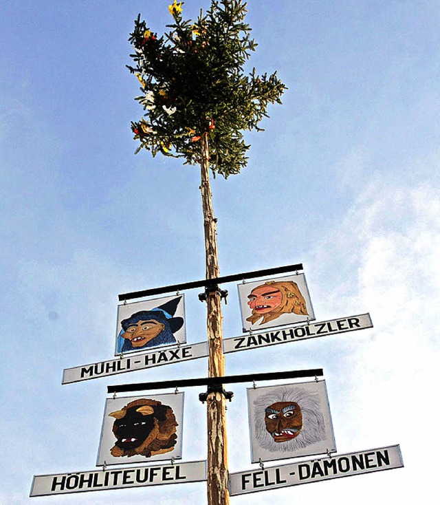 Der Narrenbaum in Hasel ist aufgestellt worden.   | Foto: Ralph Lacher