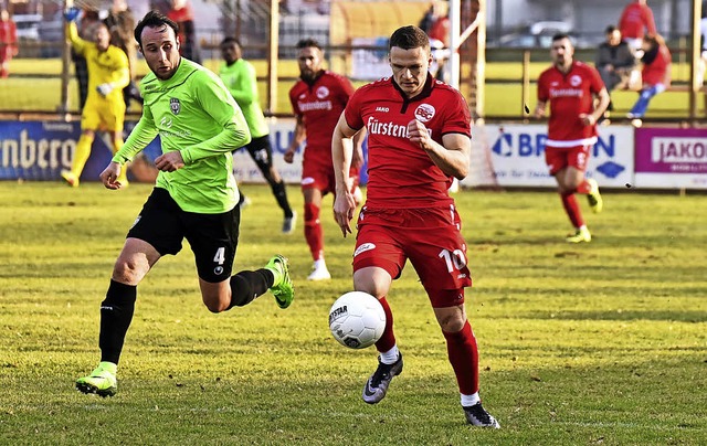 Der Bahlinger Artur Fellanxa  enteilt  Rouven Wiesner vom SSV Reutlingen.  | Foto: Daniel Thoma