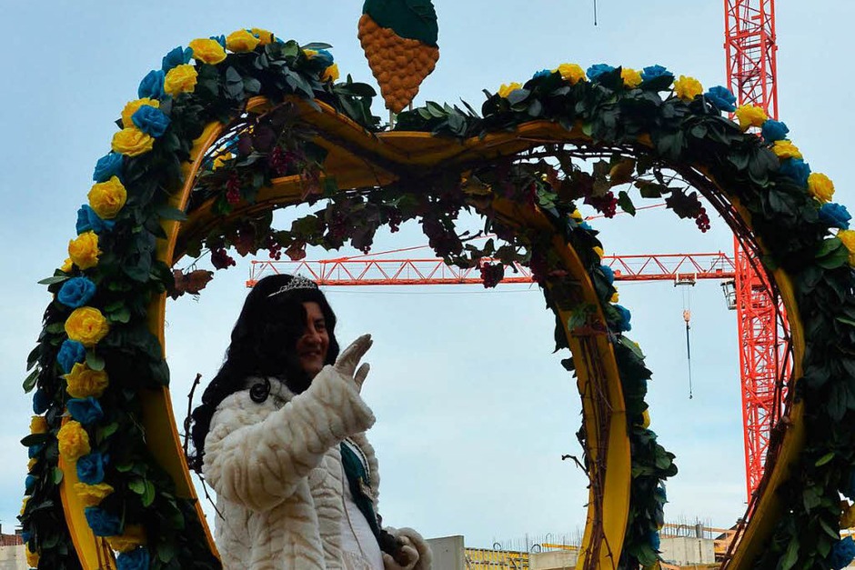 Die Grundmättlebure belegen mit ihrem Mottowagen für die erste Weinkönigin „Johanita“ den ersten Platz in der Jury-Wertung (Foto: Ingrid Böhm-Jacob) Die Grundmättlebure belegen mit ihrem Mottowagen für die erste Weinkönigin „Johanita“ den ersten Platz in der Jury-Wertung (Foto: Ingrid Böhm-Jacob)