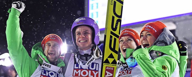 So jubeln Sieger (von rechts) : Carina...eas Wellinger und Markus Eisenbichler   | Foto: AFP