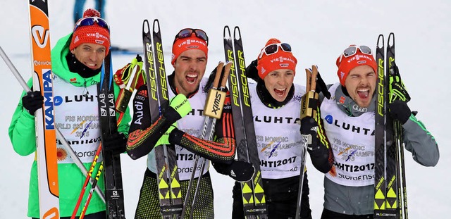 Gold-Quartett, der Gre nach geordnet...ydzek, Eric Frenzel und Fabian Riele   | Foto: dpa