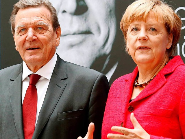 Gerhard Schrder und Angela Merkel vor zwei Jahren in Berlin  | Foto: dpa