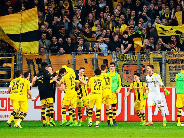 Friede, Freude, Eierkuchen? Dortmunder Spieler und Fans  in Freiburg  | Foto: dpa