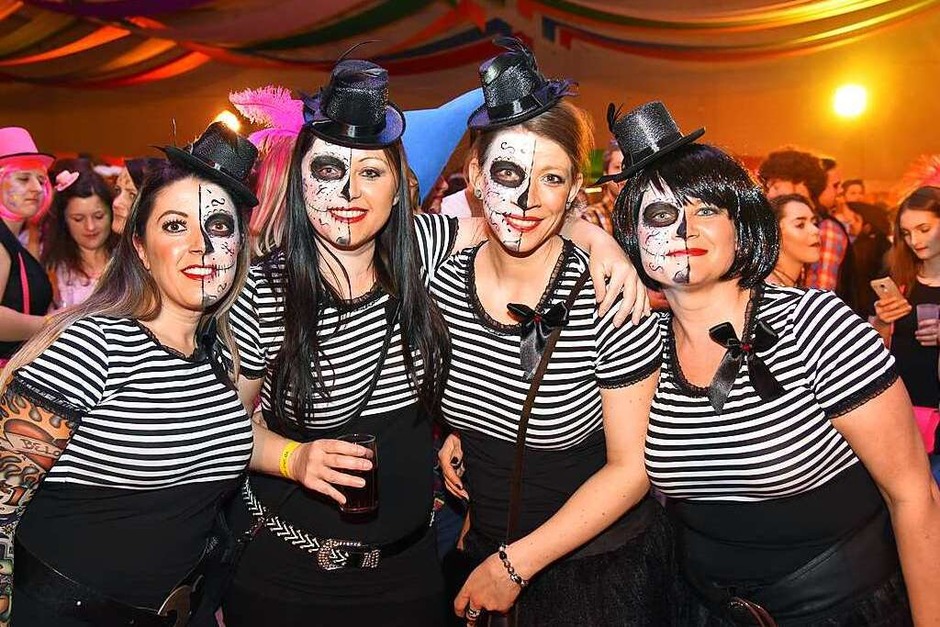 Eindrücke vom Mottoball "Voll Bunt" der Narrenzunft Rolli Dudel mit der Band Partyteufel. (Foto: Martin Eckert) Eindrücke vom Mottoball "Voll Bunt" der Narrenzunft Rolli Dudel mit der Band Partyteufel. (Foto: Martin Eckert)
