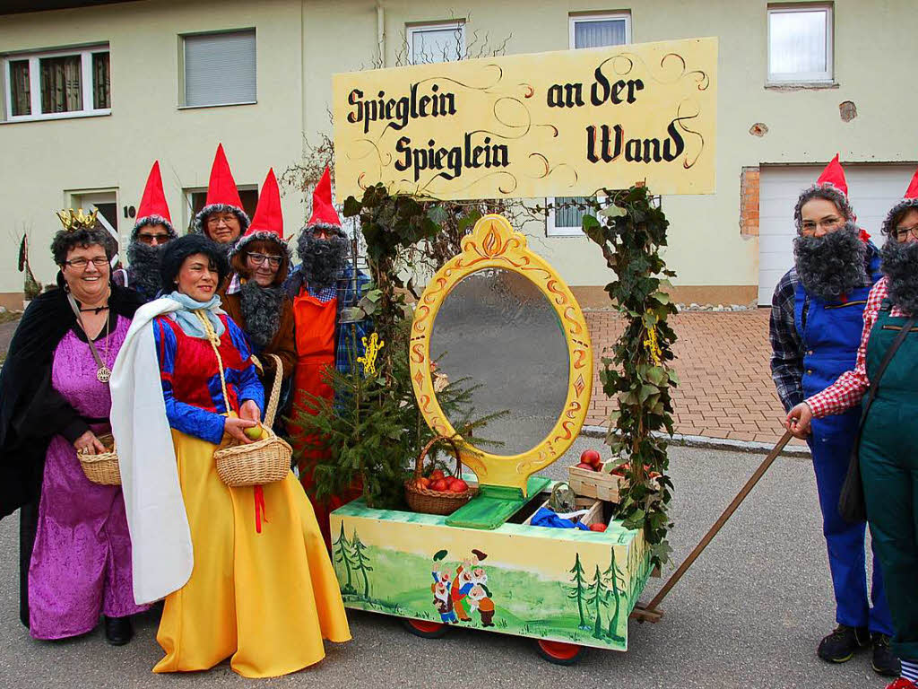 Schneewittchen und die 7 Zwerge nebst bser Stiefmutter waren beim Umzug in Grimmelshofen mit von der Partie.