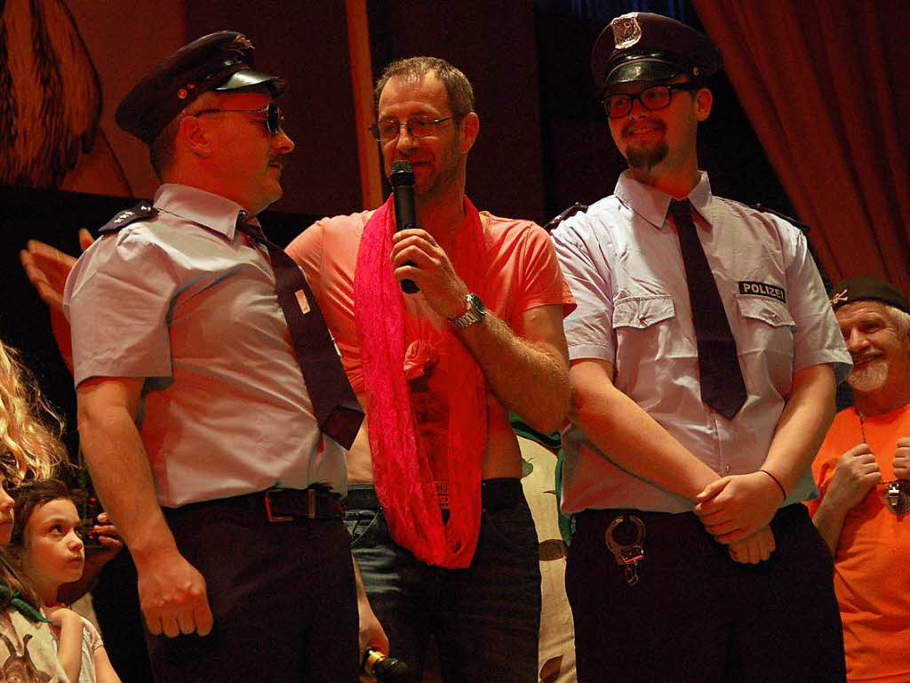 Dieter (Wolfgang Bermann, Mitte) dankt „Toto“ (Niclas Zimmermann, rechts) und Harry (Christian Schelble) fr ihren Einsatz auf St.Pauli.
