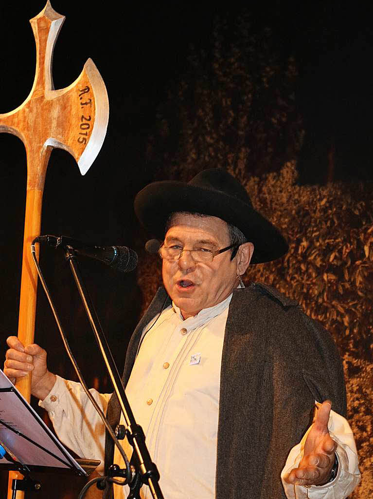 Der "Nachtwchter" (Reinhard Fahrlnder) hatte wieder so einiges in den dunklen Gassen der Gemeinde in den Nchten des letzten Jahres mitbekommen. Da gab es viel zu staunen und lachen.