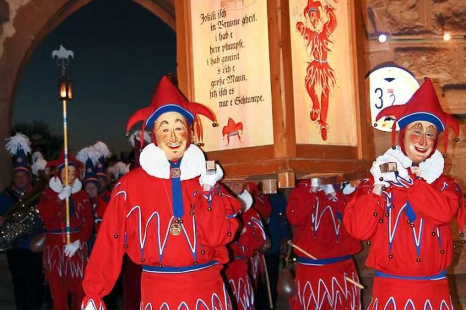 Sternmarsch der Jokili und Musikgruppen zum Marktplatz, wo die Fasnetsproklamation durch Oberjokili Patric Hügel stattfindet (Foto: Ruth Seitz) Sternmarsch der Jokili und Musikgruppen zum Marktplatz, wo die Fasnetsproklamation durch Oberjokili Patric Hügel stattfindet (Foto: Ruth Seitz)