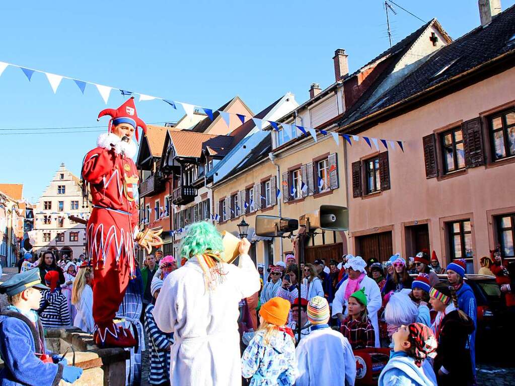 Groer Weckumzug mit Oberjokili Patric Hgel und vielen Narren in Bademnteln, Schlafanzgen und Nachthemden am Morgen des Fasnet-Mndig in Endingen.