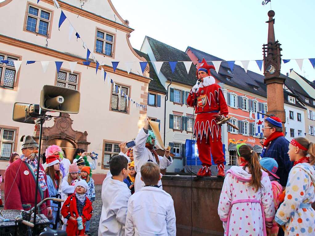 Groer Weckumzug mit Oberjokili Patric Hgel und vielen Narren in Bademnteln, Schlafanzgen und Nachthemden am Morgen des Fasnet-Mndig in Endingen.