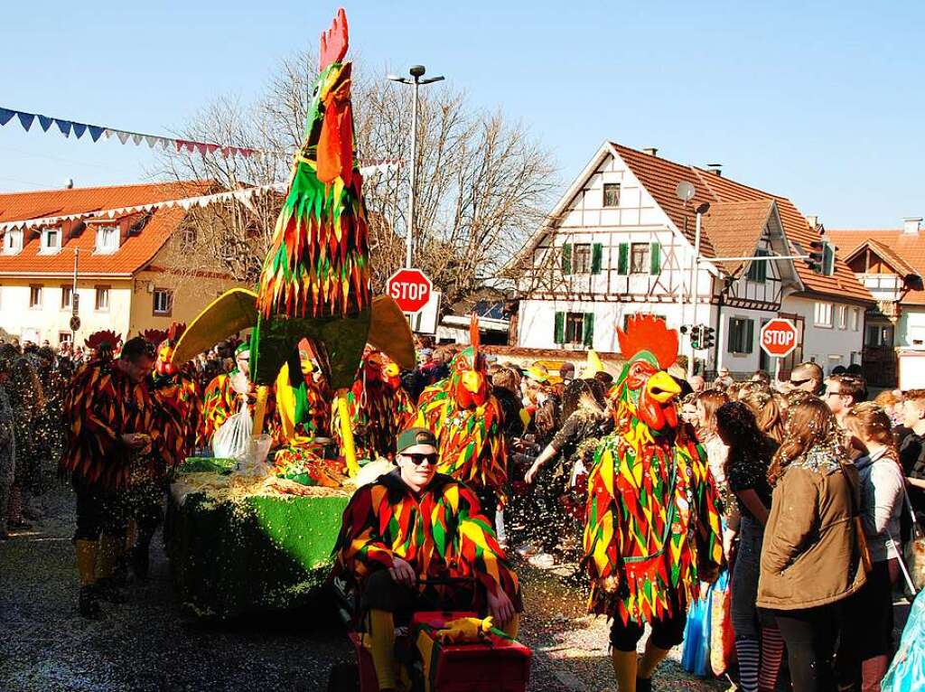 Bei strahlendem Sonnenschein zogen am Montag die Narren durch Rmmingen. Dich an dicht standen die Besucher und freuten sich an dem farbenprchtigen Spektakel.