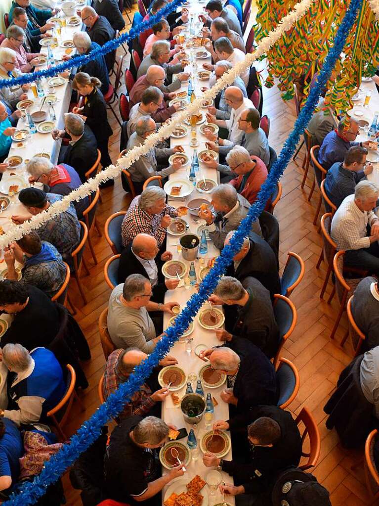 Mehlsuppe und Zwiebelwaie im Schwanen-Saal