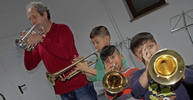 Frank Amrein und Flchtlingskinder aus...ftritt beim  Kinderumzug am Dienstag.   | Foto: Petra Wunderle