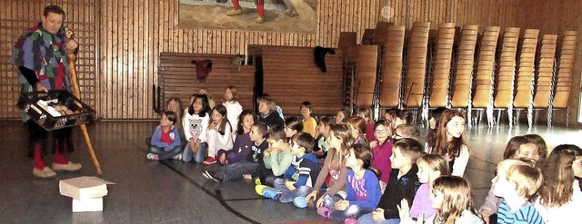 Die Nordwiler Fasnet samt typischem Ge... Kindern in der Nordweiler Schule vor.  | Foto: Reiner Merz