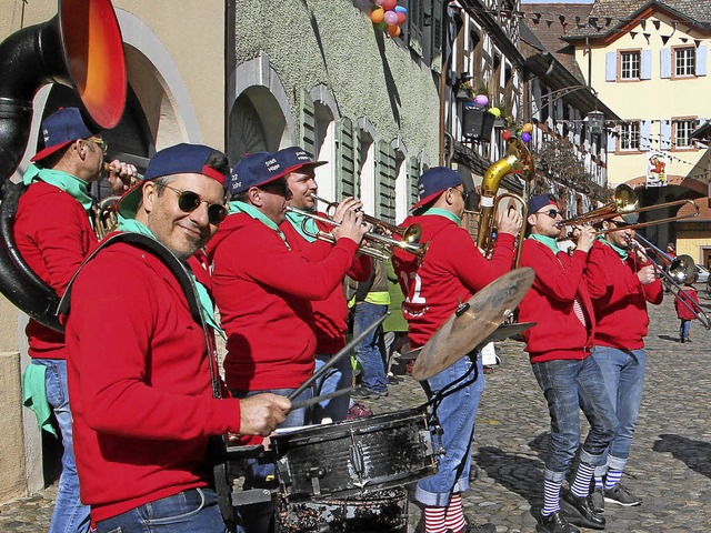 Die Stdtlihpper sorgten in der Burkheimer Mittelstadt fr flotte Musik.  | Foto: Herbert Trogus