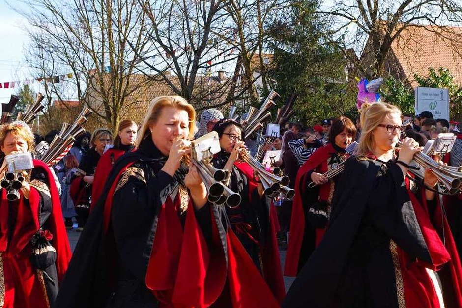 Führten den 42. Rosenmontagsumzug an: Georg´s Schalmeien aus Freiburg St. Georgen. (Foto: Katharina Bächle) Führten den 42. Rosenmontagsumzug an: Georg´s Schalmeien aus Freiburg St. Georgen. (Foto: Katharina Bächle)