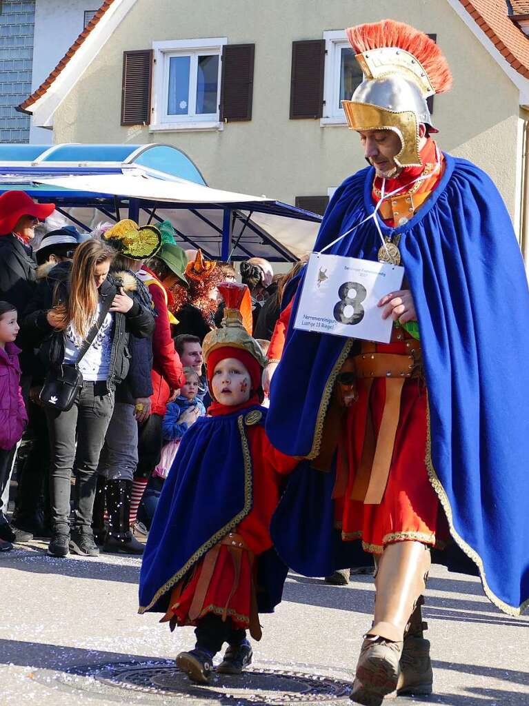 Traumhaftes Wetter beim Rosenmontagumzug in Denzlingen