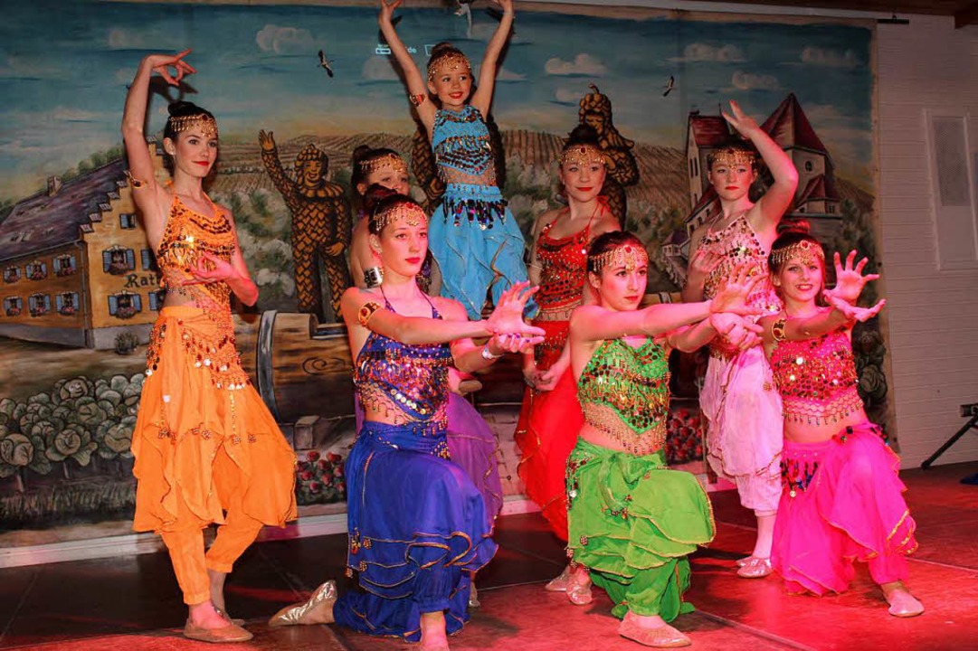 Mit exotischer Anmut in leuchtenden Farben begeistert das kleine Ballett.  | Foto: Mario Schneberg