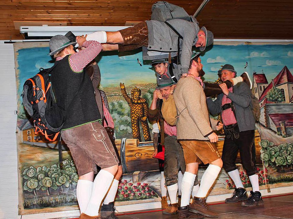 In Lederhosen auf Bergtour: das Mnnerballett  | Foto: Mario Schneberg