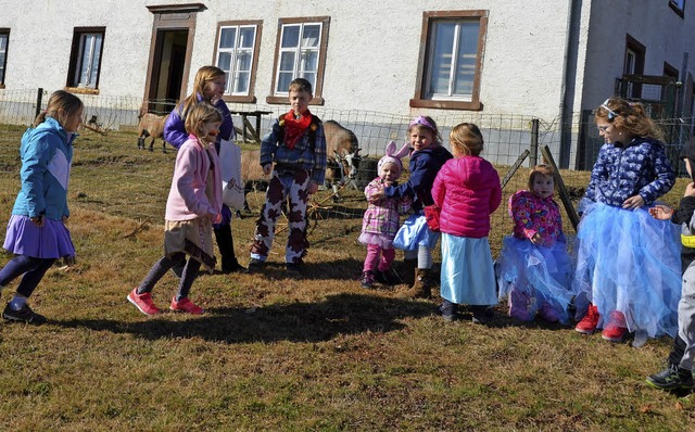 In Reih&#8217; und Glied stellten sich die Kinder in Altenschwand auf.  | Foto: Sahli