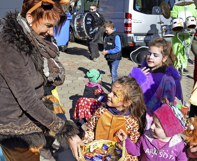 Sabine Drse beschenkte die Kinder whrend des Umzugs mit vielen Sigkeiten.  | Foto: Sandhya Hasswani