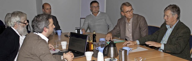 Dr. Michael und Alexander Sladek, Cars...links) bei der Diskussion in Schnau.   | Foto: Fabry