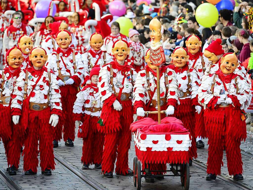 Freiburg war am Rosenmontag traditionell in Narrenhand