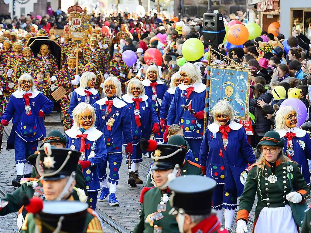 Freiburg war am Rosenmontag traditionell in Narrenhand