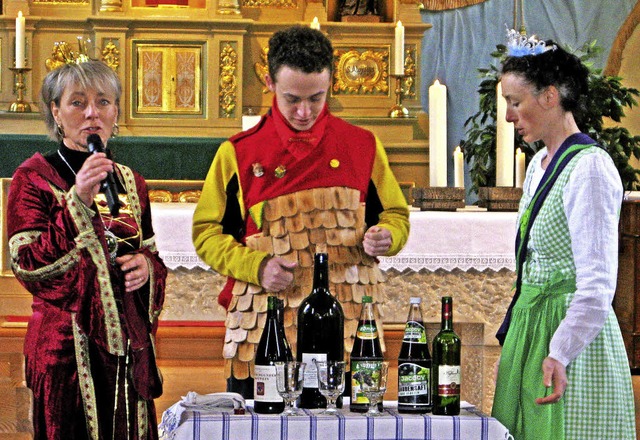 Mit einer Weinprobe wurden die Glubig...der Narrenmesse in bernau berrascht.   | Foto: Ulrike Spiegelhalter