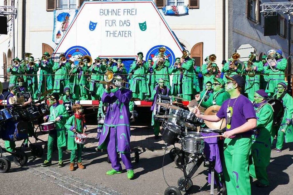 Die Bonndorfer Guggenmusik heizte vor dem Fasnetspiel kräftig ein. (Foto: Juliane Kühnemund) Die Bonndorfer Guggenmusik heizte vor dem Fasnetspiel kräftig ein. (Foto: Juliane Kühnemund)
