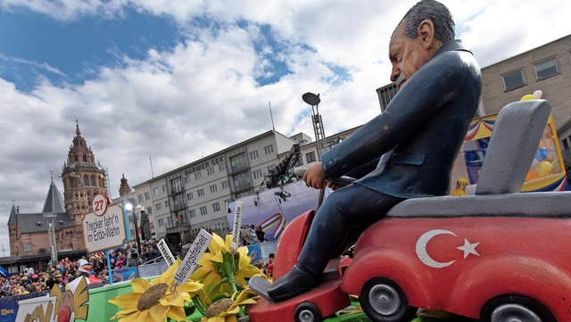 Der trkische Prsident Erdogan fhrt ...einem Rasenmher die Demokratie platt.  | Foto: dpa