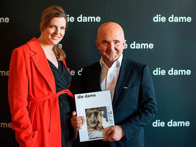 Redaktionsleiterin Lena Bergmann und H...te Ausgabe von &#8222;Die Dame&#8220;.  | Foto: dpa
