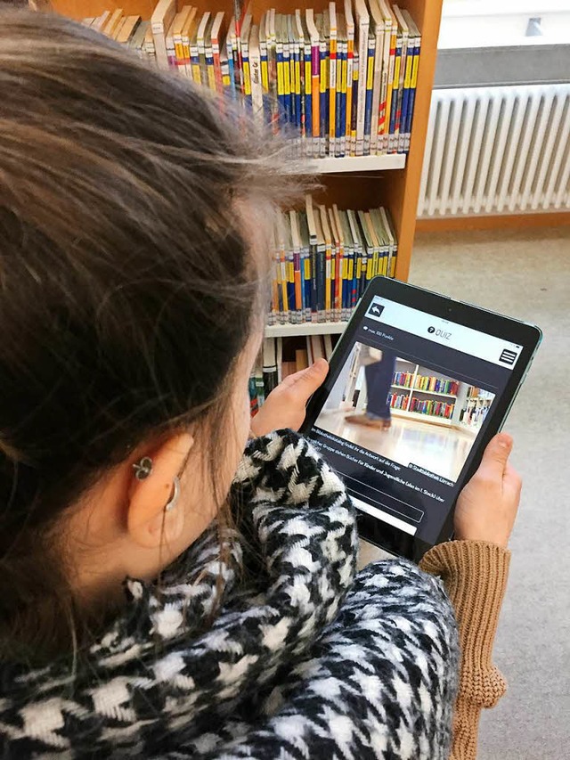 Die App fhrt die Kinder durch die Bibliothek.  | Foto: Dorothee Soboll
