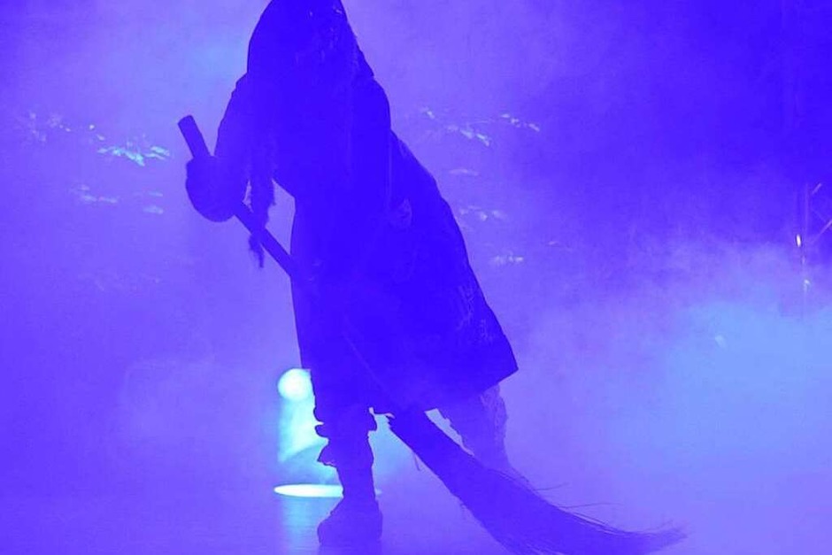 Mit dem Einmarsch der Bäägle-Hexen begann der Geißenschoppen. (Foto: Lena Marie Jörger) Mit dem Einmarsch der Bäägle-Hexen begann der Geißenschoppen. (Foto: Lena Marie Jörger)