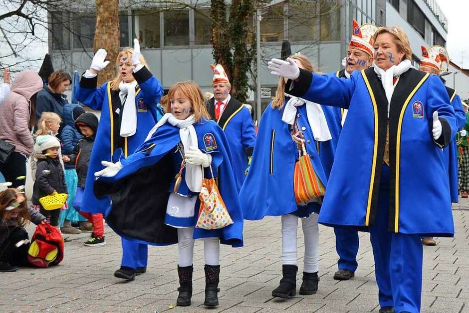 Bonbons, Kostüme und jede Menge Narren – der Kinderumzug ging durch die Karl-Fürstenberg-Straße bis zum Rathaus. (Foto: Frank Schoch) Bonbons, Kostüme und jede Menge Narren – der Kinderumzug ging durch die Karl-Fürstenberg-Straße bis zum Rathaus. (Foto: Frank Schoch)