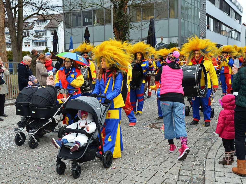 Bonbons, Kostme und jede Menge Narren – der Kinderumzug ging durch die Karl-Frstenberg-Strae bis zum Rathaus.