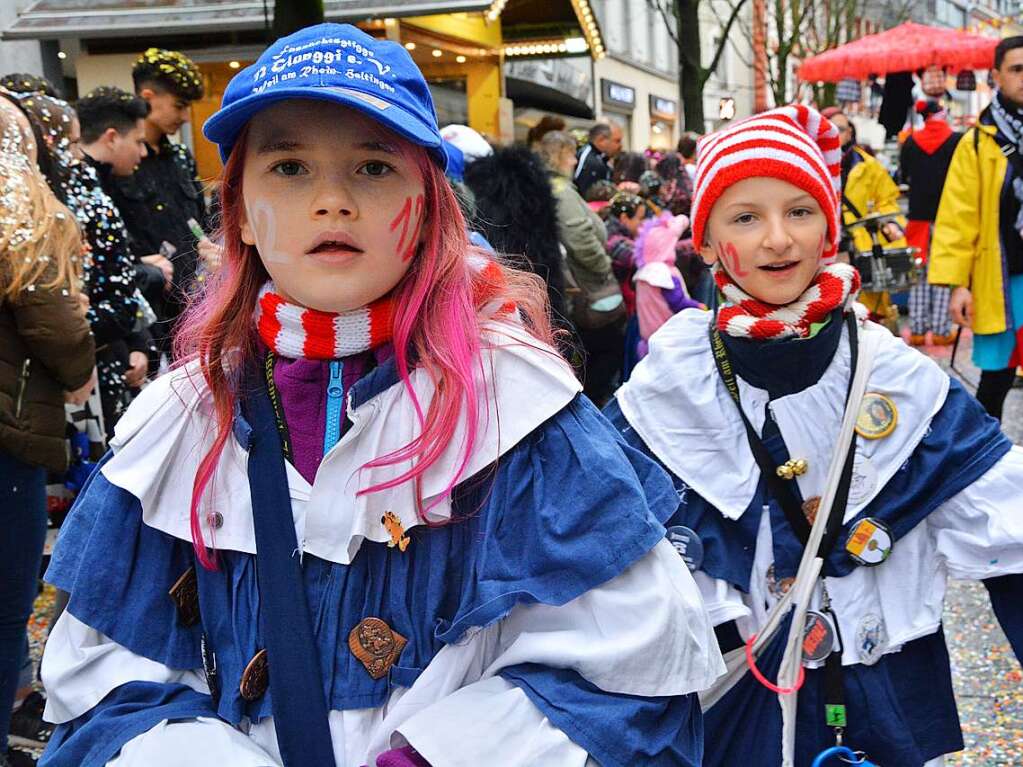 Sigkeiten und Konfetti satt gab es fr die bunt kostmierten Mini-Narren beim Lrracher Kinderumzug.