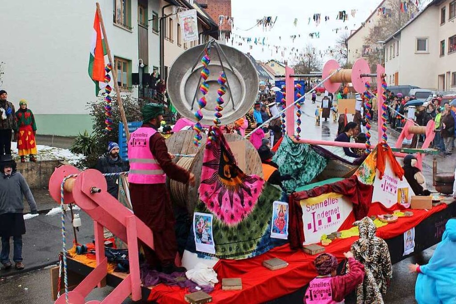 Der Wagen von Elferrat Hubert Ketterer mit dem „schnellen Indernet“. (Foto: Christa Maier) Der Wagen von Elferrat Hubert Ketterer mit dem „schnellen Indernet“. (Foto: Christa Maier)