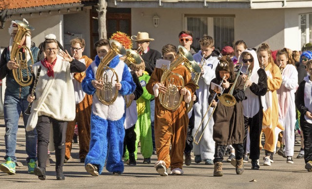 Strammen nrrischen Schritts ging es durch Grafenhausen.  | Foto: Wilfried Dieckmann