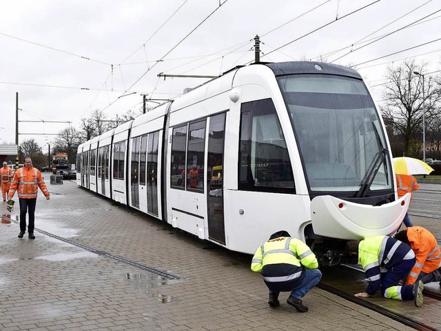 Die neue Stadtbahn mit dem Lcheln ste...dem Urbos auf den Zahn fhlen knnen.   | Foto: Thomas Kunz