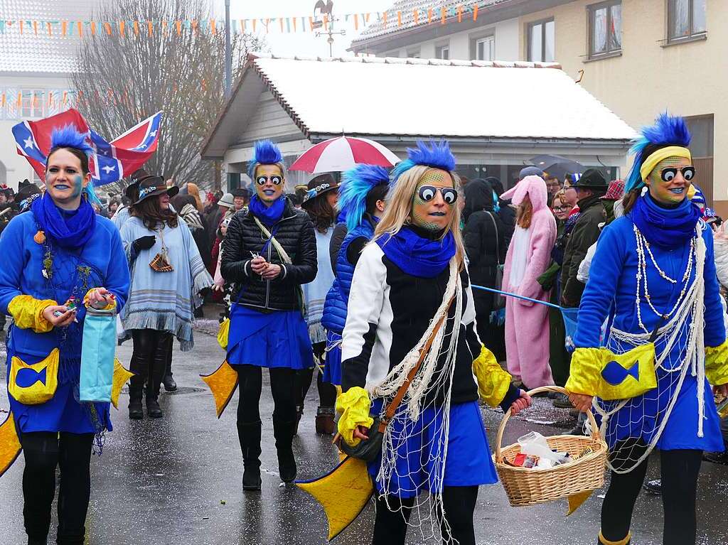 Rund 40 Gruppen und Znfte sorgten in Ewattingen beim Umzug fr ein nrrisch-frhliches Spektakel.