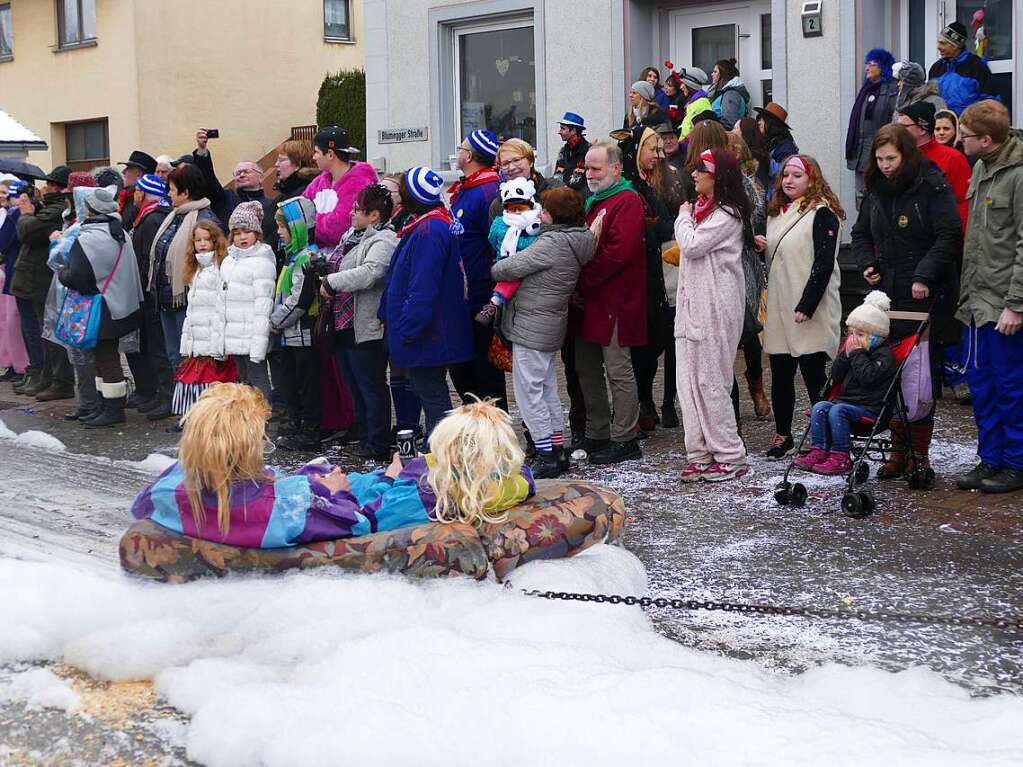 Rund 40 Gruppen und Znfte sorgten in Ewattingen beim Umzug fr ein nrrisch-frhliches Spektakel.