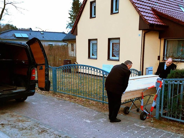 Mitarbeiter eines Bestattungsunternehm...ier seine Gromutter umgebracht haben.  | Foto: dpa