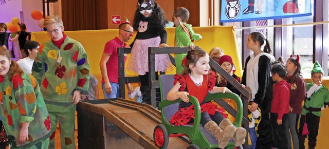 Jeder wollte am Kinderball mit der run...n Wgelebahn der Narrenzunft fahren.    | Foto: Marion Rank