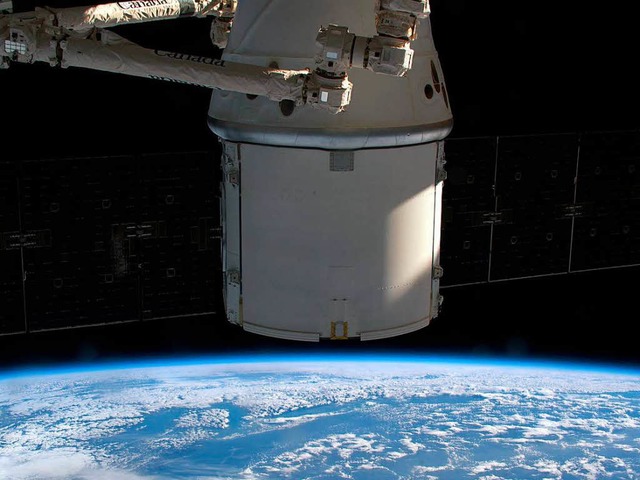 Das SpaceX-Raumschiff Dragon, angedockt an der internationalen Raumstation ISS.   | Foto: dpa